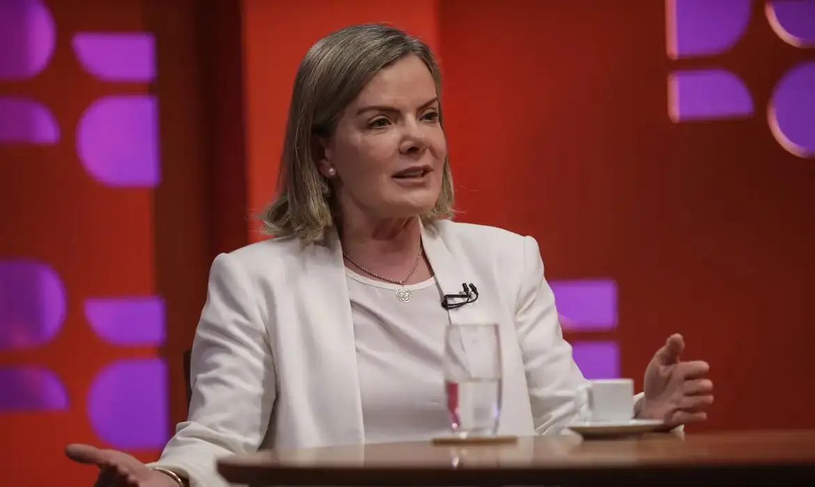 Gleisi Hoffmann classifica como “gravíssimas” as ofensas de Ciro; defesa vê tentativa de limitar a liberdade de expressão.