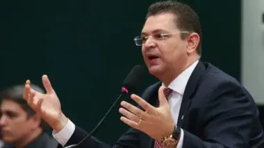 Sóstenes Cavalcante critica Gilmar Mendes por comentários políticos e defende postura contida do STF.