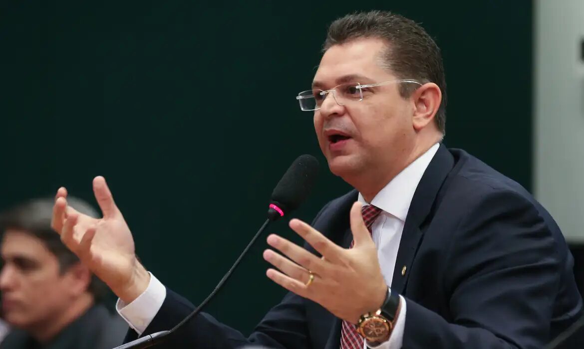 Sóstenes Cavalcante critica Gilmar Mendes por comentários políticos e defende postura contida do STF.