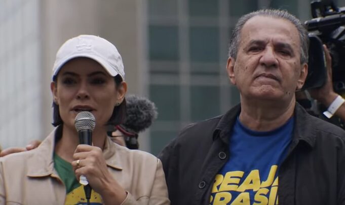 Michelle Bolsonaro critica STF e denuncia perseguição política a Jair Bolsonaro em manifestação na Avenida Paulista.