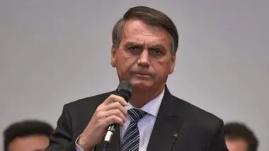 Defesa pede que Moraes autorize Bolsonaro a realizar cirurgia de pele em Brasília.