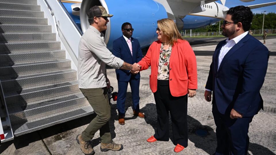 Secretário da Guerra dos EUA visita navio perto da Venezuela e avisa: “Não é um treinamento”