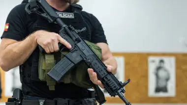 Metáfora à compra de tanque de guerra: policiais civis de Santa Catarina recebem reforço de armamento para investigações e combate ao crime.