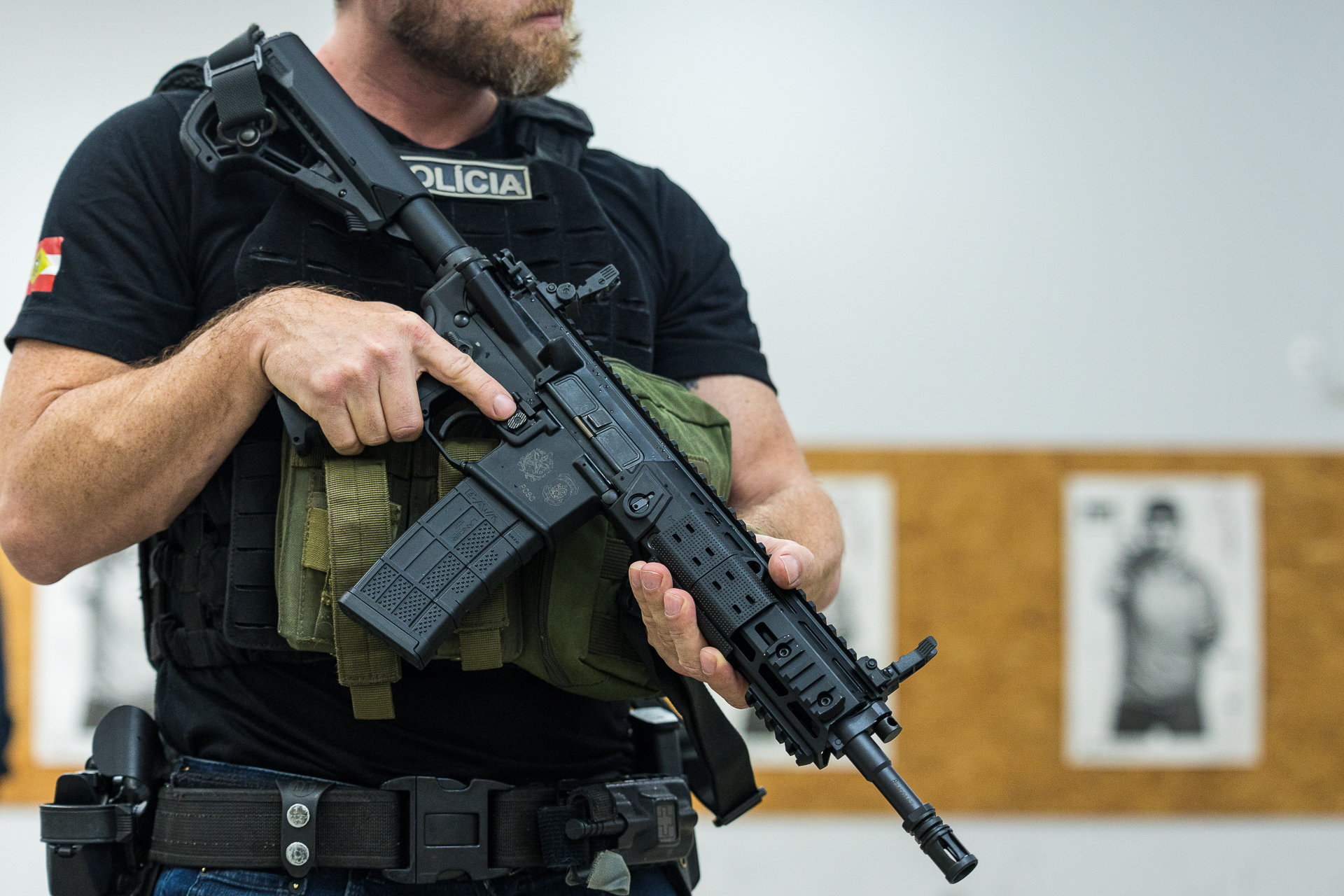 Policiais civis de Santa Catarina recebem reforço de armamento para investigações e combate ao crime.