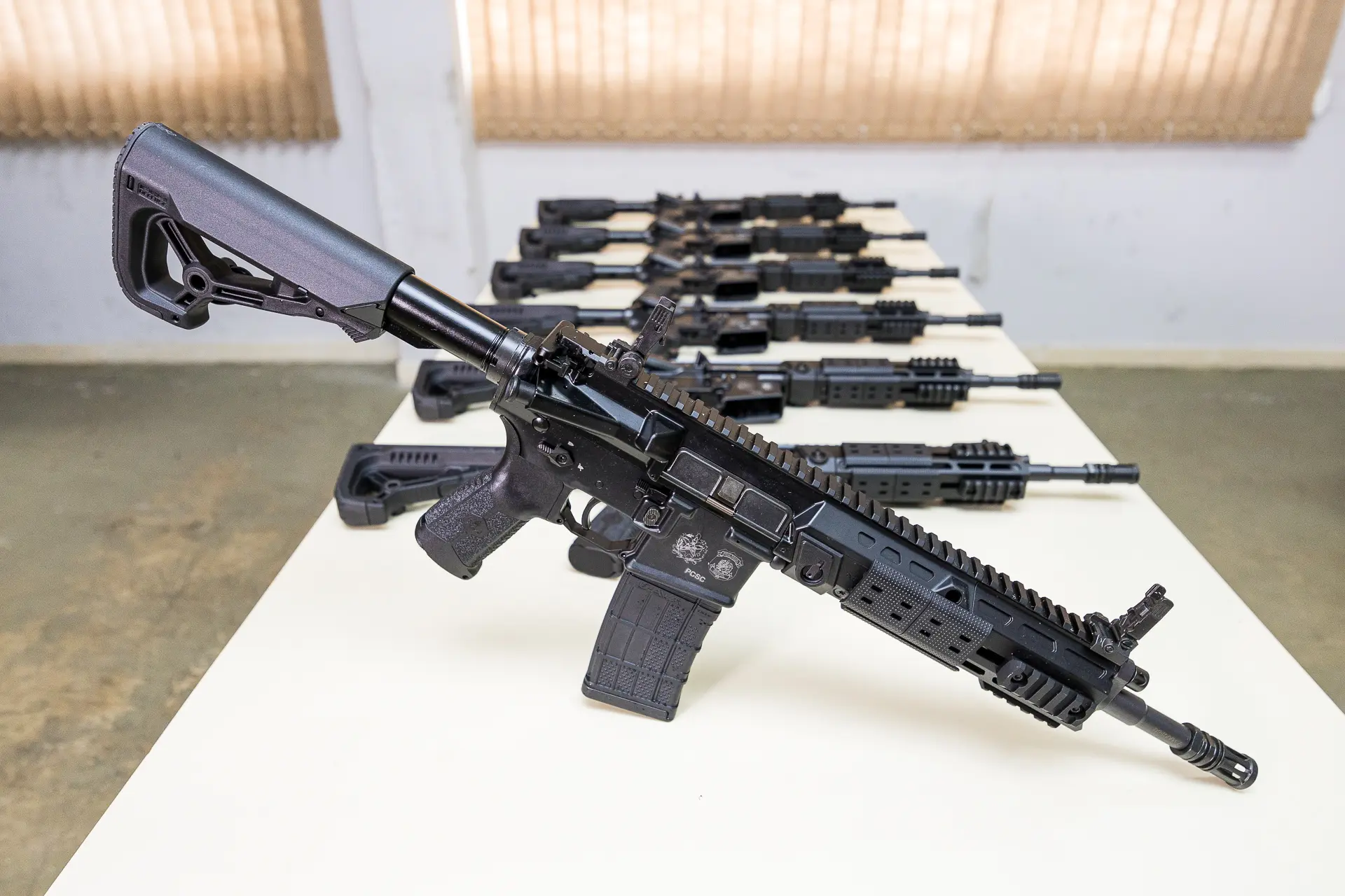 Jorginho Mello rebateu críticas com metáfora à compra de tanques de guerra para a segurança de Santa Catarina.