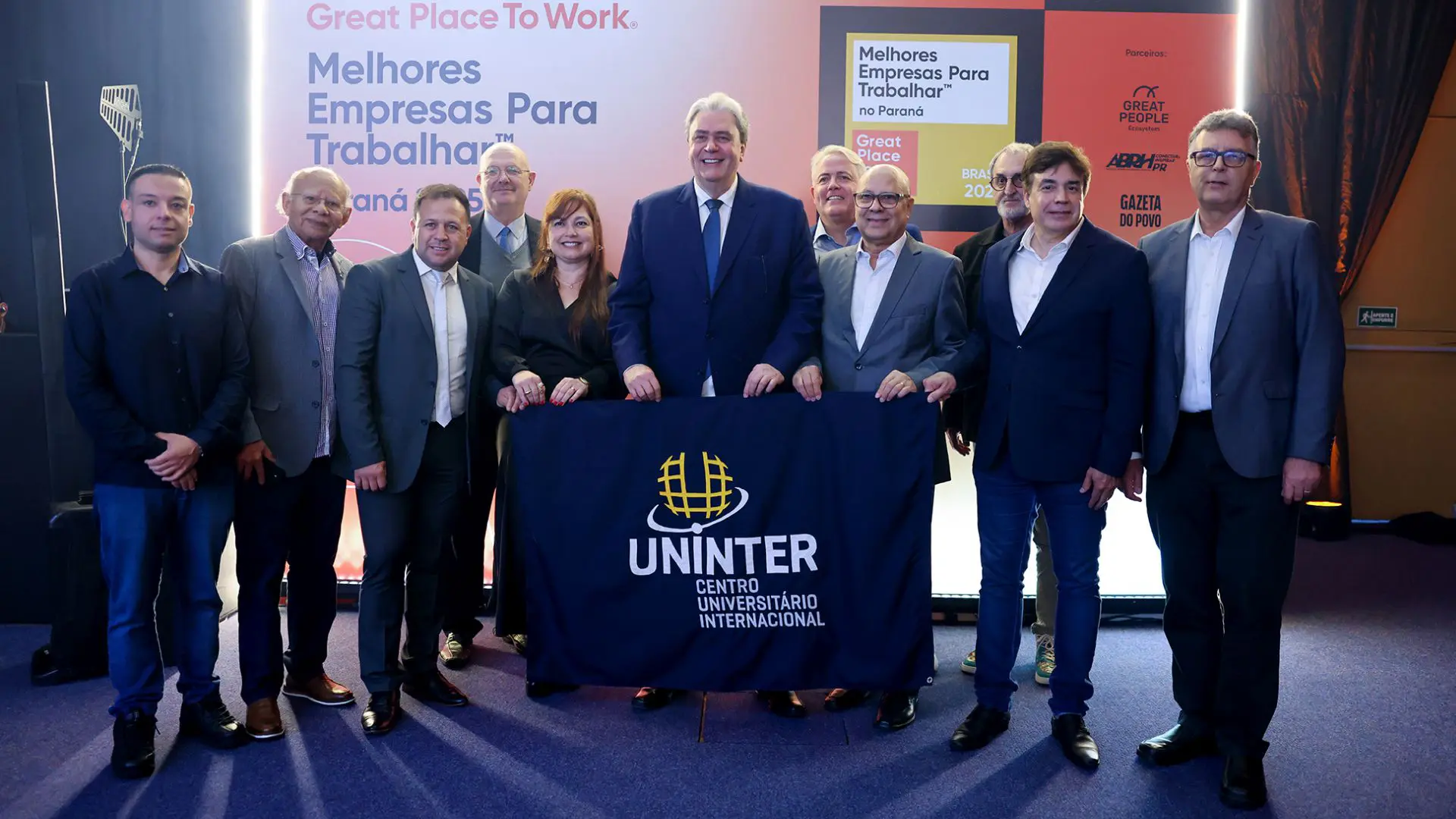 O Presidente do Conselho de Administração da UNINTER, Professor Wilson Picler, ao lado da equipe, celebra a conquista do prêmio Great Place to Work (GPTW) 2025. A instituição foi reconhecida entre as 20 melhores grandes empresas para se trabalhar no Paraná.