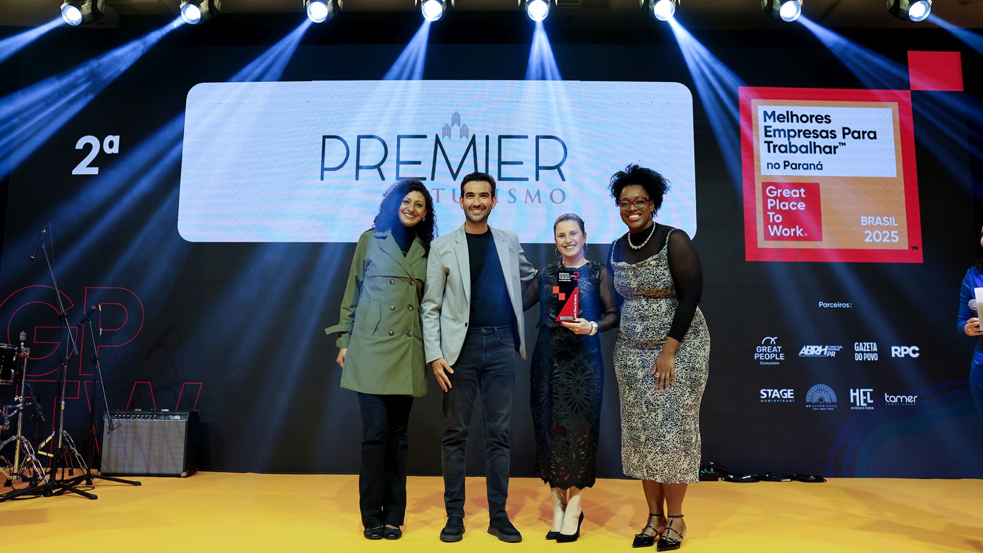 A Premier Turismo conquistou o 2º lugar no ranking das melhores pequenas empresas para se trabalhar no Paraná. Na foto, a Gerente Geral, Kelen Castro, e o Gerente Financeiro, Douglas Michelato, celebram a conquista do prêmio Great Place To Work (GPTW) 2025, em cerimônia realizada em Curitiba.