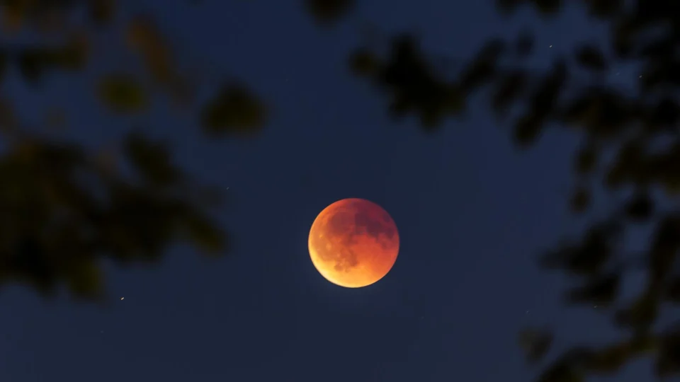 Lua de Sangue, um eclipse lunar total.