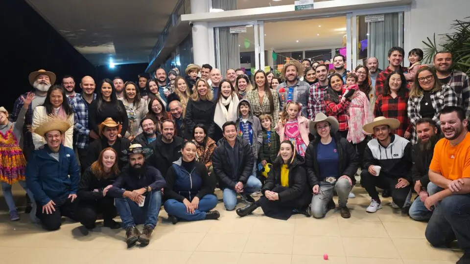 A cultura organizacional da BRX prioriza valores de ética, comprometimento, inovação, ousadia, gratidão e colaboração.