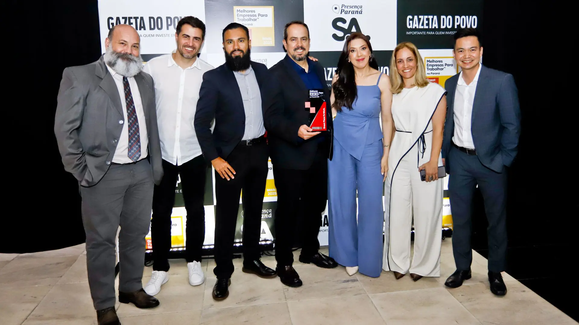 Equipe da BRX Retail comemora o Prêmio GPTW 2025, um reconhecimento às políticas da empresa.