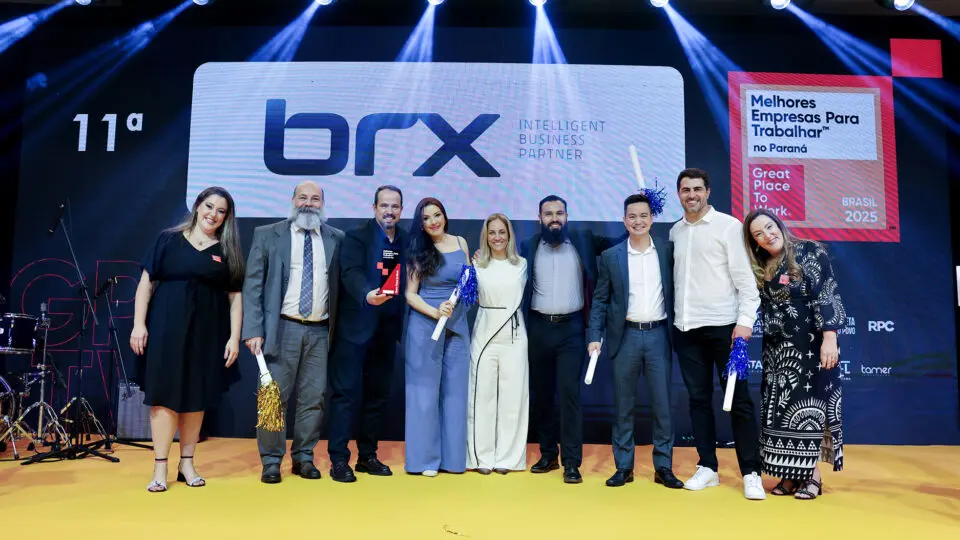 Equipe da BRX Retail celebra reconhecimento no ranking GPTW 2025, durante entrega da prestigiada premiação, em Curitiba.
