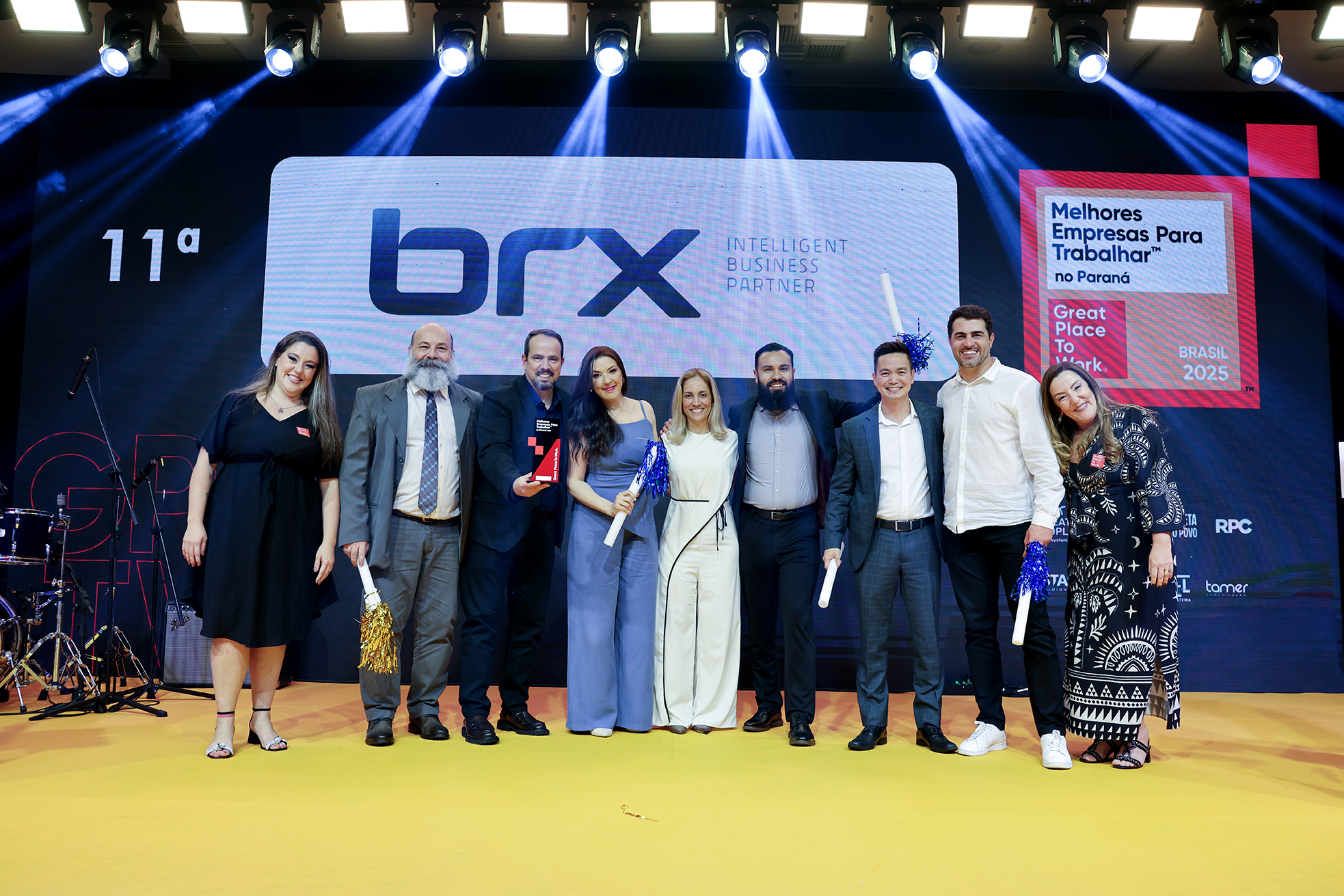 Equipe da BRX Retail celebra reconhecimento no ranking GPTW 2025, durante entrega da prestigiada premiação, em Curitiba.