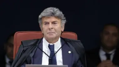 Ministro Luiz Fux critica intervenção de Dino em voto de Moraes e diz que não aceitará interrupção durante seu voto
