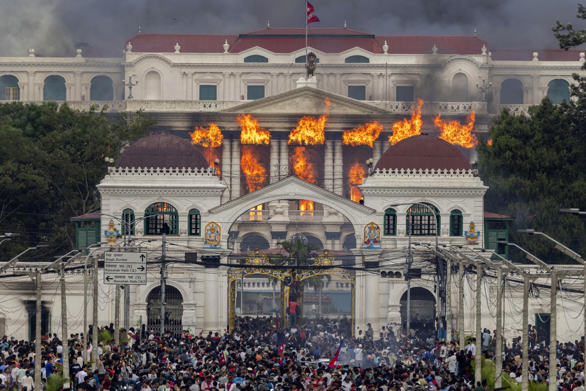 Sede do governo e do Parlamento foi incendiada pelos manifestantes.