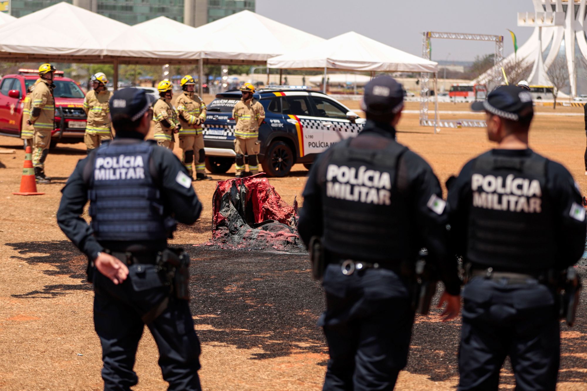 Corpo de Bombeiros do DF afirmou que 10 banheiros químicos foram incendiados na Esplanada.