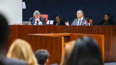 Ministro Dino diz que crimes atribuídos a Bolsonaro não podem ser anistiados