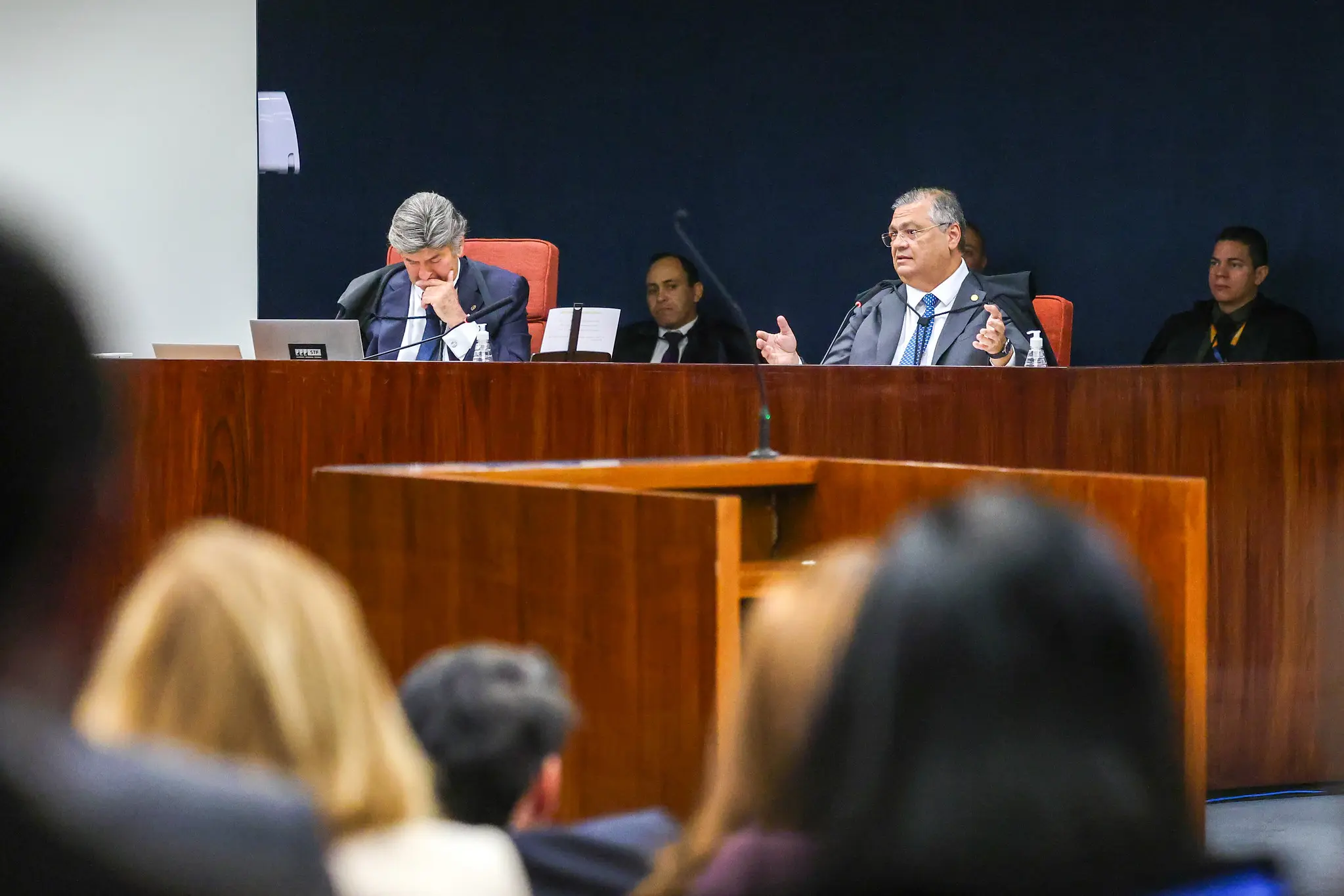 Ministro Dino diz que crimes atribuídos a Bolsonaro não podem ser anistiados