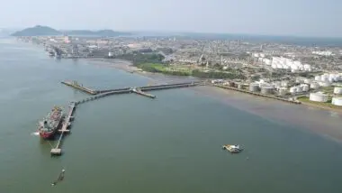 De acordo com o relatório da Polícia Federal à Justiça, as investigações revelam que o esquema do PCC importava de maneira irregular metanol pelo porto de Paranaguá, com documentação falsificada que indicava destinação legítima a empresas químicas ou de biodiesel para uso industrial.