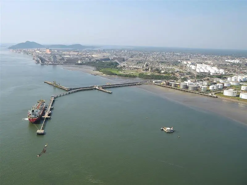 De acordo com o relatório da Polícia Federal à Justiça, as investigações revelam que o esquema do PCC importava de maneira irregular metanol pelo porto de Paranaguá, com documentação falsificada que indicava destinação legítima a empresas químicas ou de biodiesel para uso industrial.