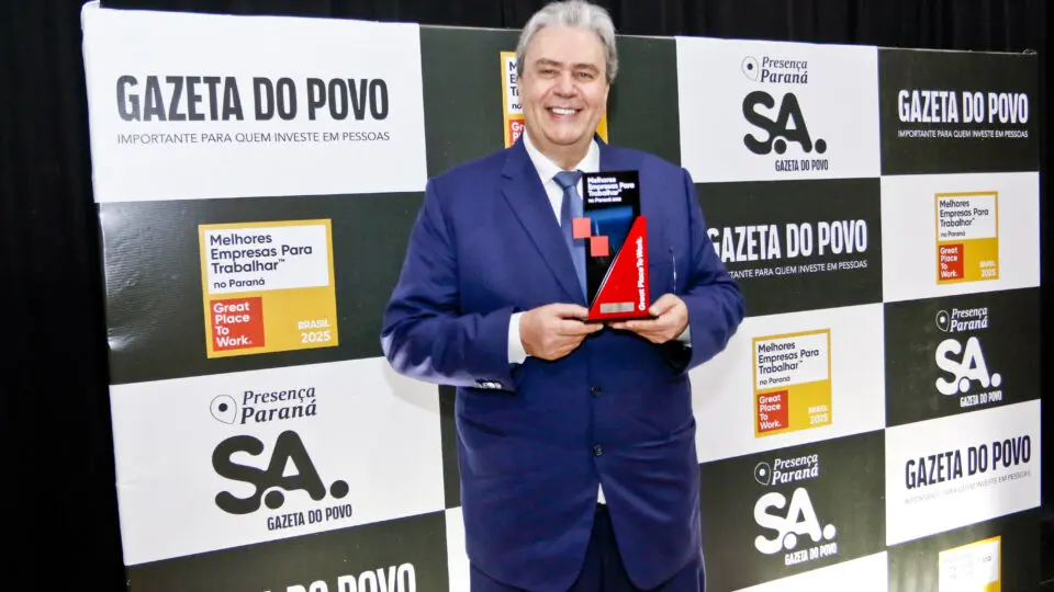 O Professor Wilson Picler, presidente da Uninter, e a equipe da instituição celebram a conquista do prêmio GPTW 2025. O reconhecimento como uma das melhores empresas para se trabalhar no Paraná é um reflexo da cultura humanizada e da liderança inspiradora que guiam a empresa há quase 30 anos.