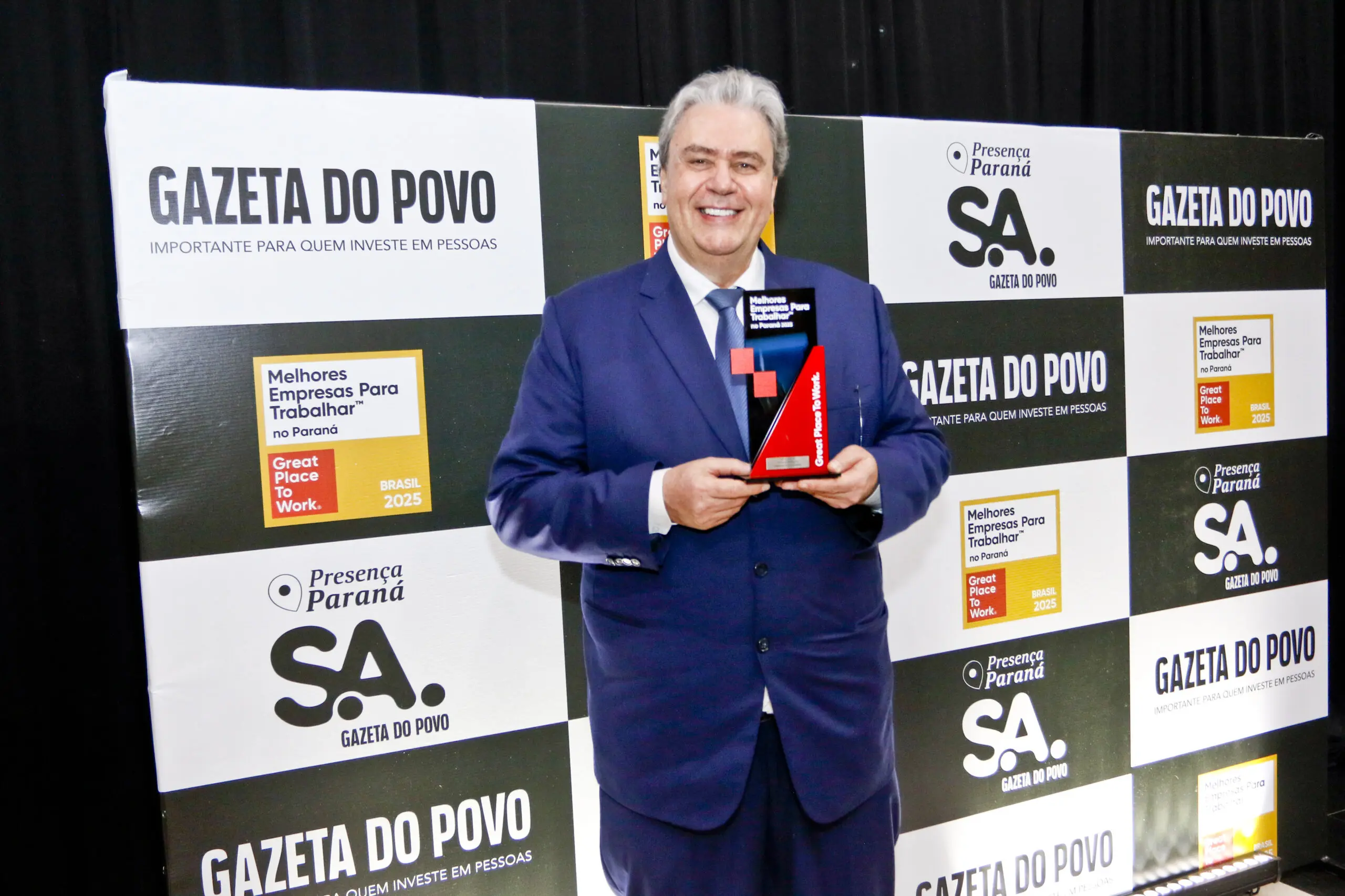 O Professor Wilson Picler, presidente da Uninter, e a equipe da instituição celebram a conquista do prêmio GPTW 2025. O reconhecimento como uma das melhores empresas para se trabalhar no Paraná é um reflexo da cultura humanizada e da liderança inspiradora que guiam a empresa há quase 30 anos.