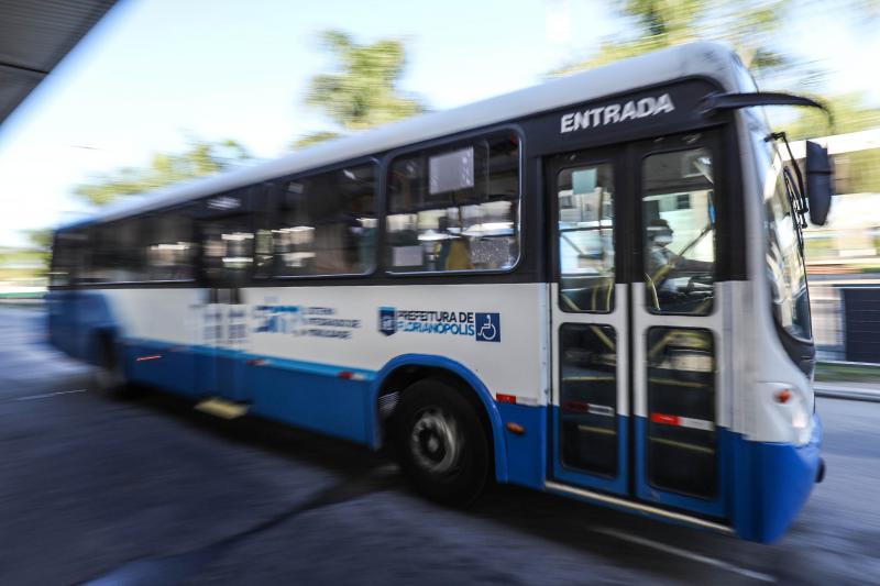 A proposta prevê que o benefício seja concedido por 90 dias, limitado a 50 viagens, para moradoras da capital catarinense que estejam sob medida protetiva.