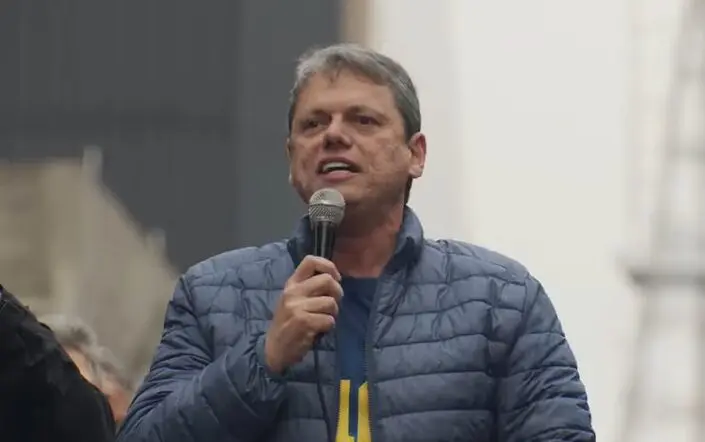 Deputados da oposição protocolaram pedido de impeachment contra Tarcísio de Freitas, acusado de usar recursos públicos e do cargo para hostilizar ministros do STF.