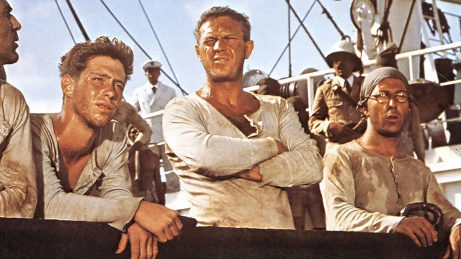 Steve McQueen, ao centro, e Dustin Hoffman, à direita, são os astros de Papillon