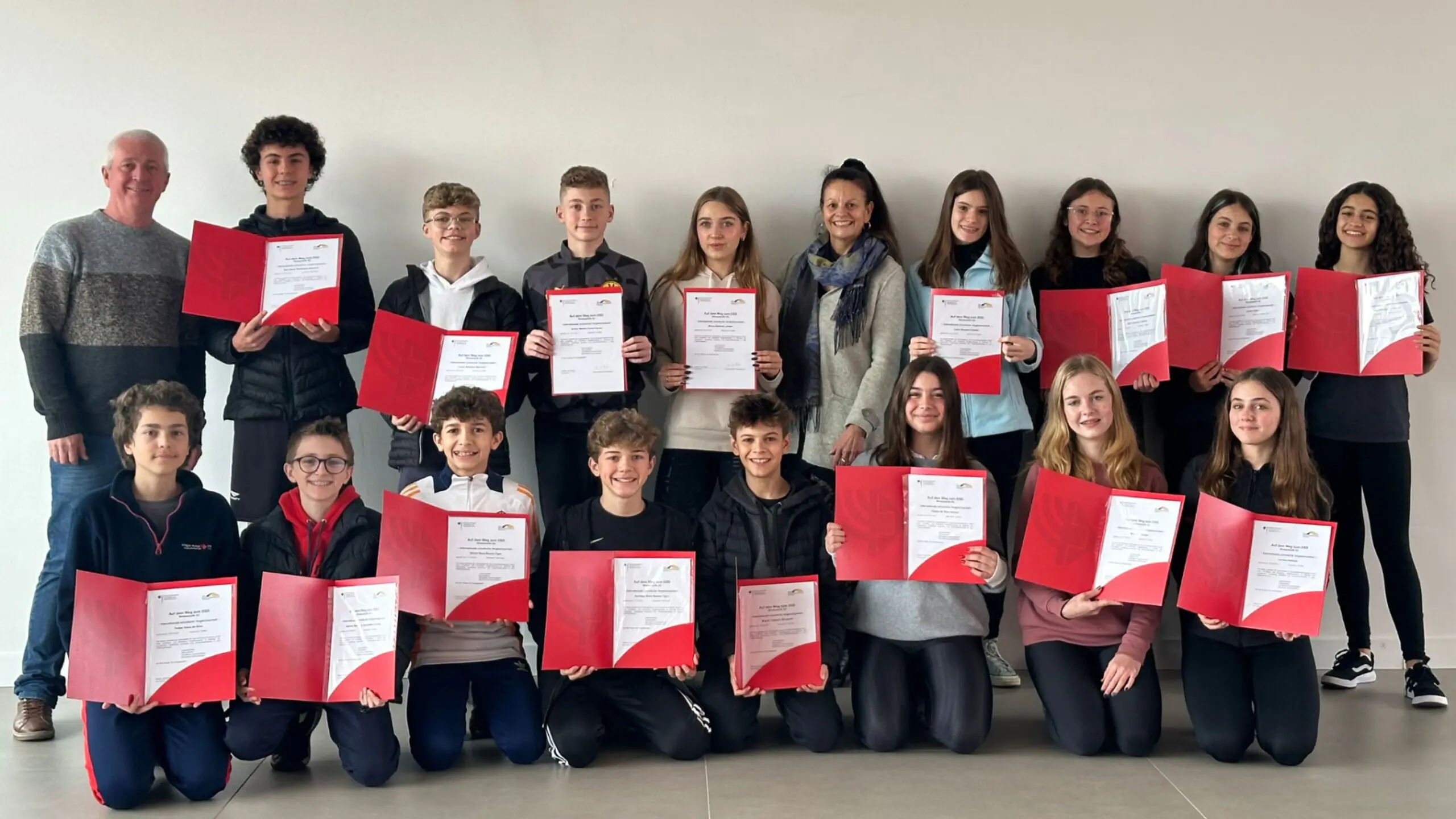 Cidadãos do mundo em formação. É com curiosidade e alegria que os alunos se conectam com o mundo, aprendendo que cada bandeira, cada idioma, é uma nova porta para a aventura.