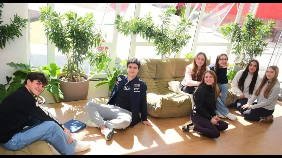 O futuro multilíngue em ação. Os jovens alunos se preparam para o mundo, dominando idiomas e construindo uma mentalidade global. 