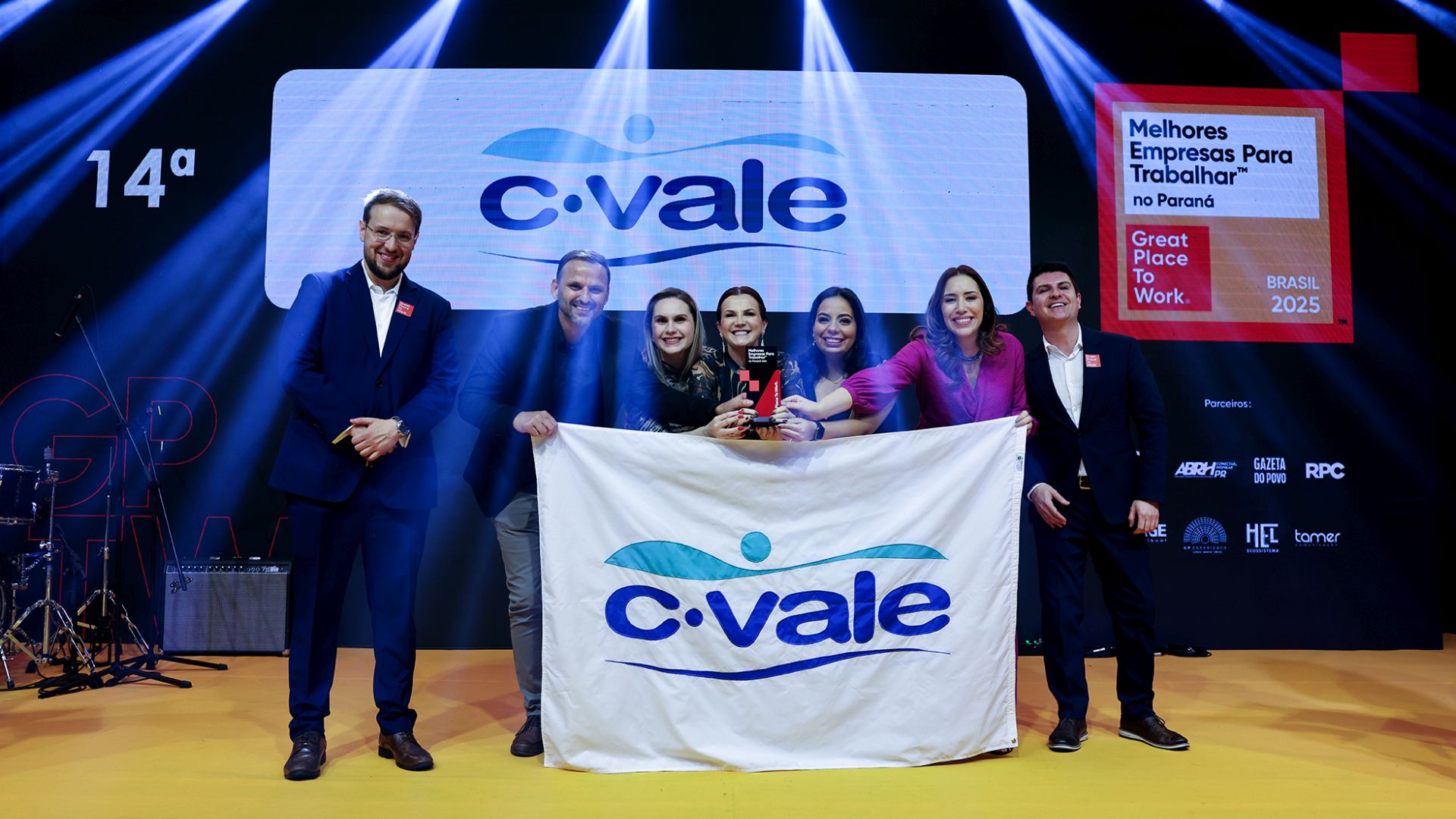 Equipe da C.Vale celebra a conquista do Prêmio Great Place to Work 2025, que reconheceu a cooperativa como uma das melhores grandes empresas para trabalhar no Paraná.