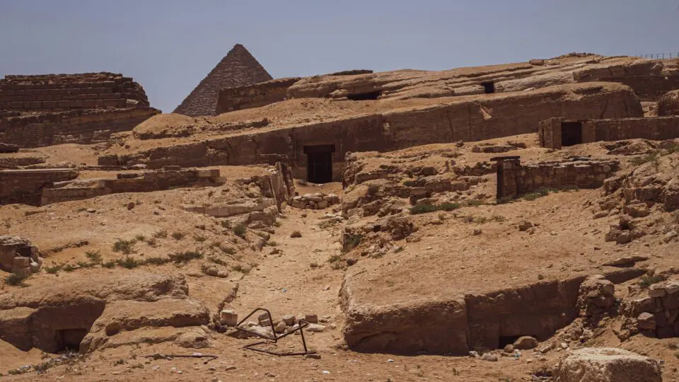 Arqueólogos encontram igrejas de 1.600 anos com mural de Jesus no Egito.