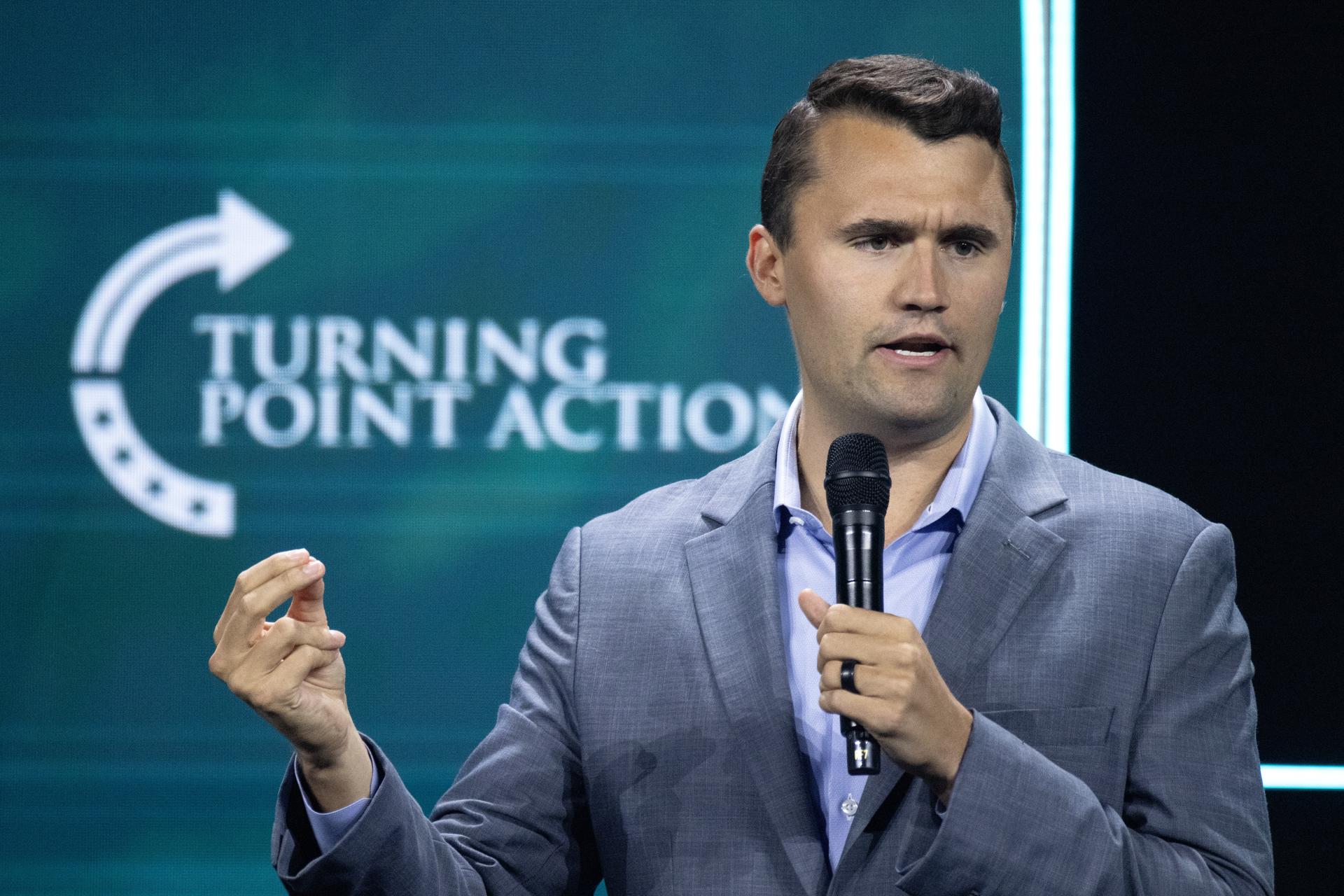 Charlie Kirk, aliado de Trump, é gravemente baleado durante evento em universidade dos EUA