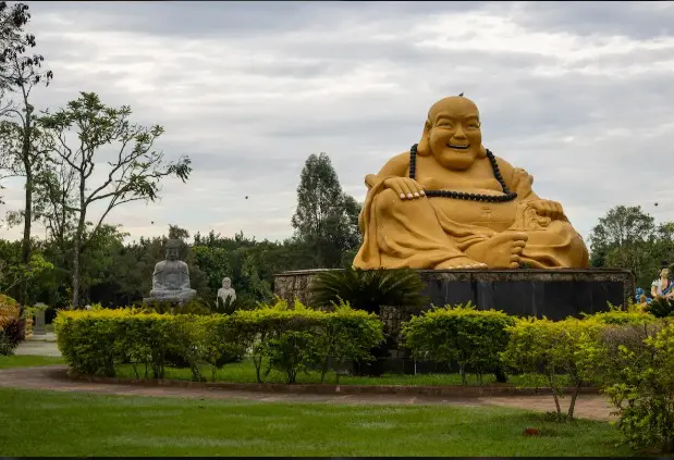 Templo Budista Chen Tien tem mais de uma centena de estátuas gigantes em posições de meditação