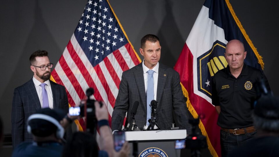 Autoridades dos EUA seguem em busca do assassino de ativista aliado de Trump