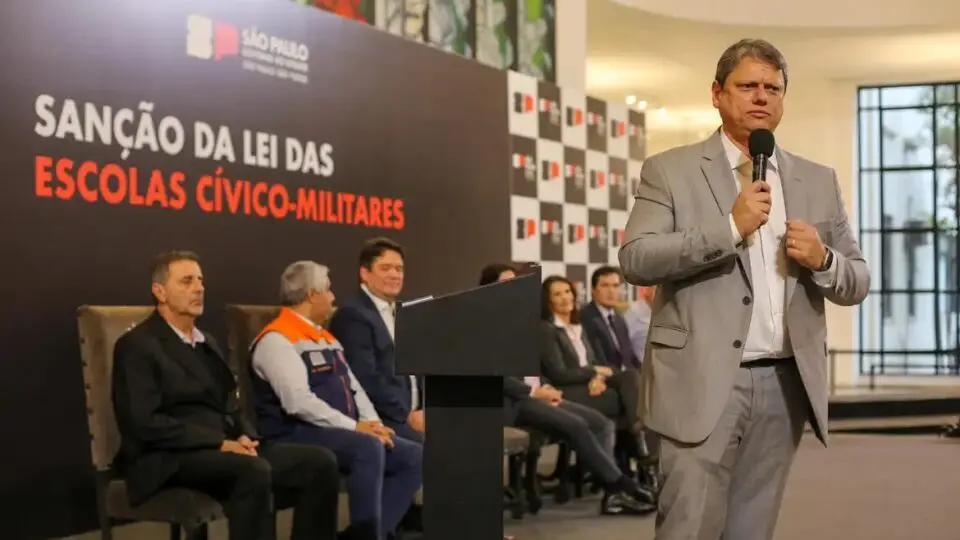 Criadas no governo Bolsonaro e revogadas por Lula em 2023, as escolas cívico-militares viraram bandeira da gestão Tarcísio em São Paulo.