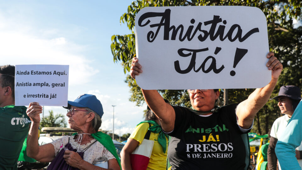 Votação da anistia depende de ajustes. EUA prometem novas ações contra o Brasil. CPMI tenta barrar habeas corpus