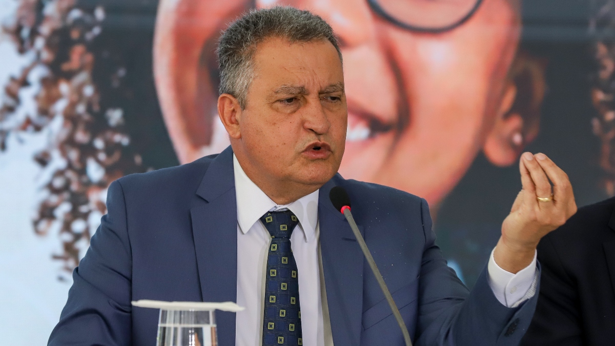 Ministro de Lula sinaliza esperar por fotos em linha com o parecer do relator Alexandre de Moraes para condenar Bolsonaro.