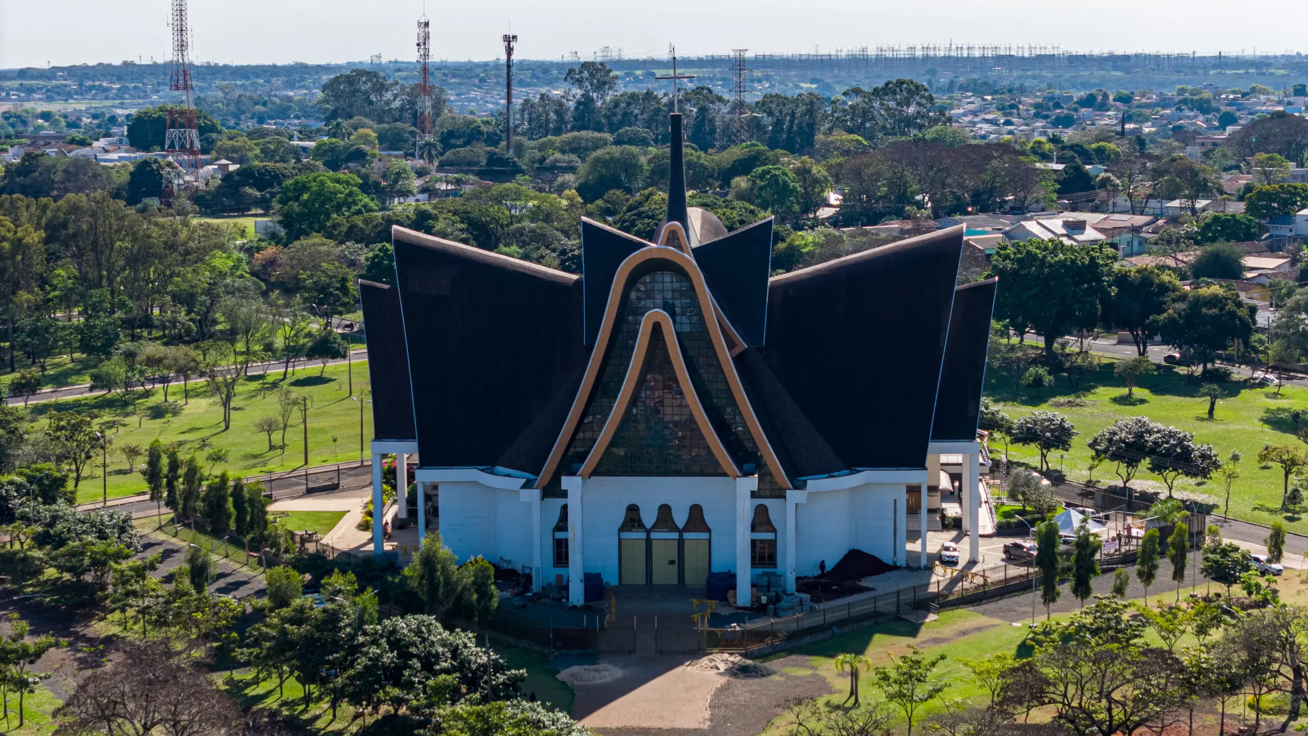 Arquitetura e vitrais da Catedral Nossa Senhora de Guadalupe chamam atenção de turistas que visitam o espaço católico