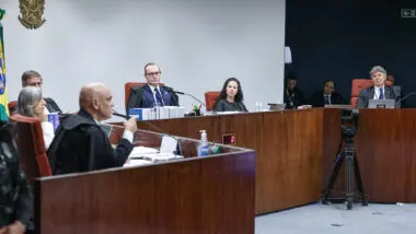 Interrupções de Moraes e Dino em voto de Cármen Lucia miram argumentos de Fux