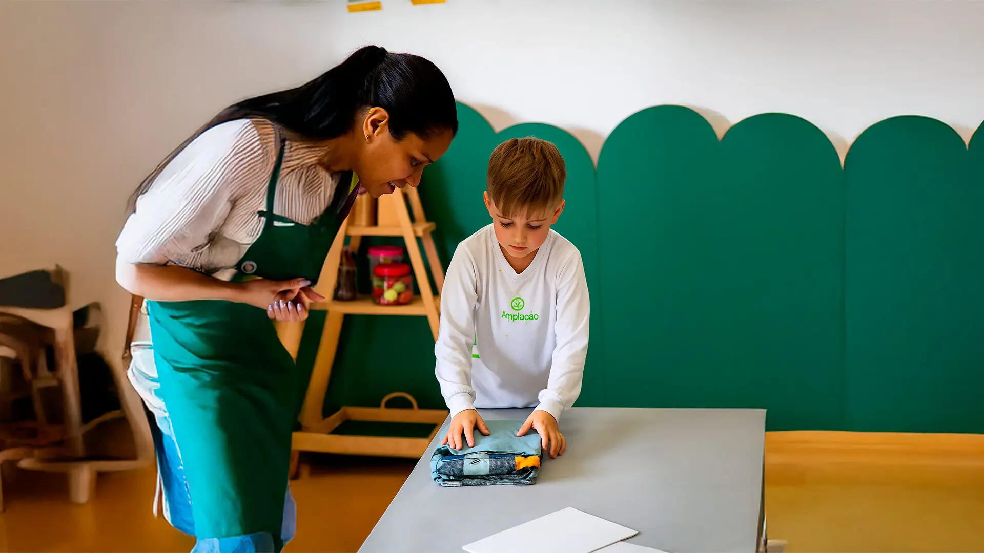 No projeto EmpreenSER, até as pequenas tarefas ganham grande significado: ao aprender a dobrar suas próprias roupas, as crianças desenvolvem autonomia, responsabilidade e protagonismo desde cedo, valores que vão muito além da sala de aula.