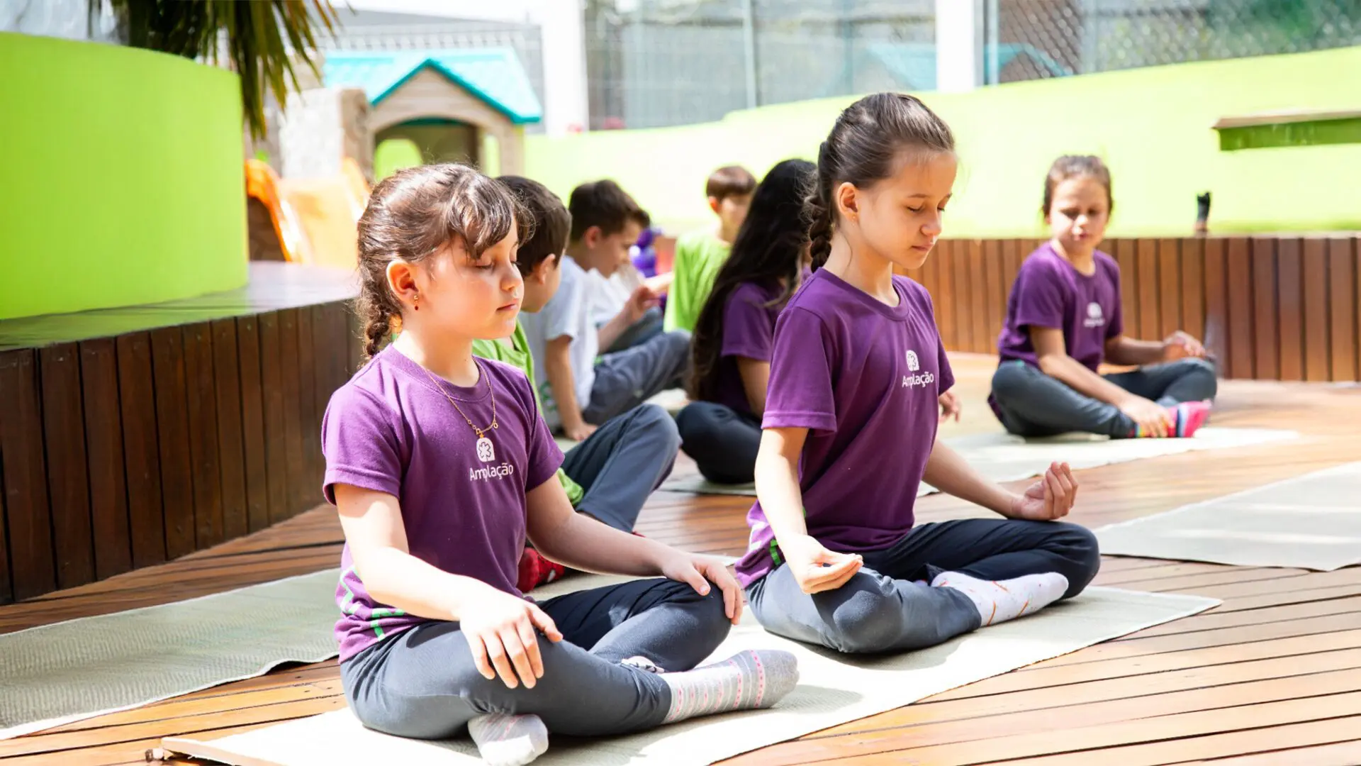 Nas práticas de yoga do projeto EmpreenSER, as crianças do Fundamental I desenvolvem equilíbrio, concentração e autocontrole. Mais que alongar o corpo, esse momento fortalece habilidades socioemocionais essenciais, como a empatia, a autorregulação e a resiliência, preparando-as para os desafios da vida.