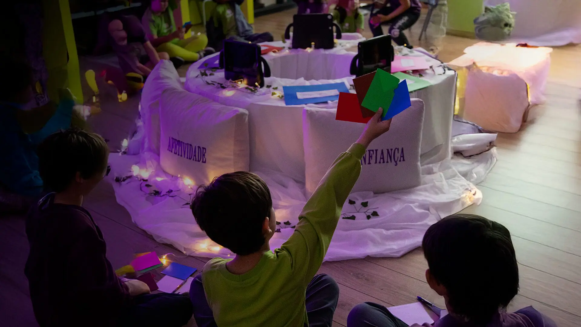 Nas propostas do Socioemocional do projeto EmpreenSER, as crianças exploram suas emoções e aprendem a reconhecer sentimentos, expressar-se de forma saudável e desenvolver habilidades como empatia, cooperação e autocontrole, competências essenciais para o desenvolvimento das crianças nessa fase.