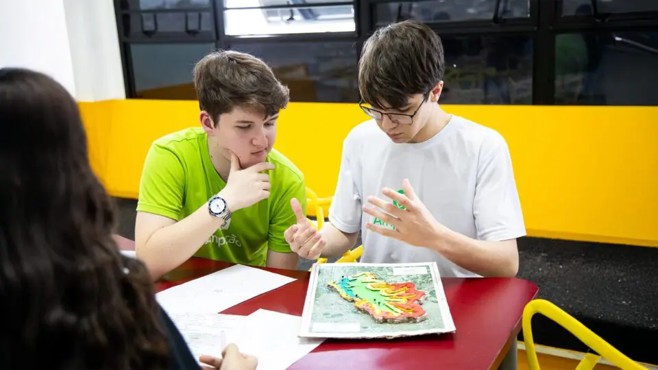 No Fundamental II, o projeto EmpreenSER conecta a aprendizagem à vida real: os estudantes investigam seu entorno, refletem sobre questões ambientais e comunitárias e buscam soluções criativas para transformar a realidade em que vivem. Um exercício de protagonismo, consciência e impacto positivo.