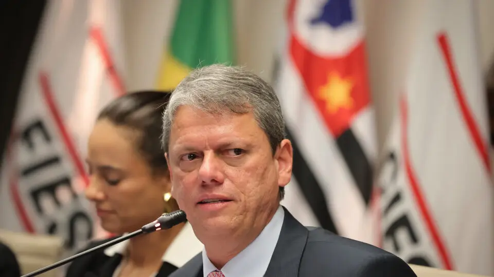 Enquanto PT ataca Sabesp em propaganda contra Tarcísio, empresa comemora volume de água poupado em redução de vazão.