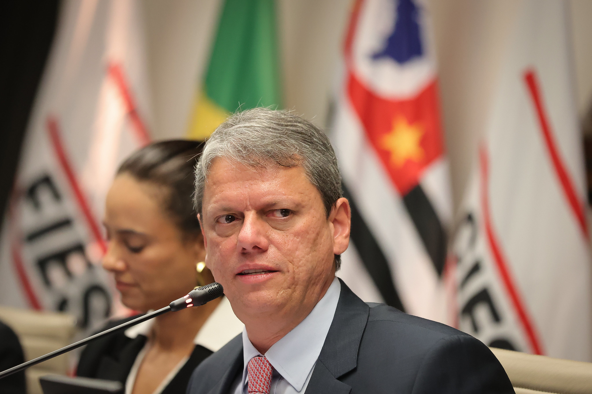 Enquanto é comemorada por Tarcísio, a venda da Sabesp virou arma de ataque do PT.