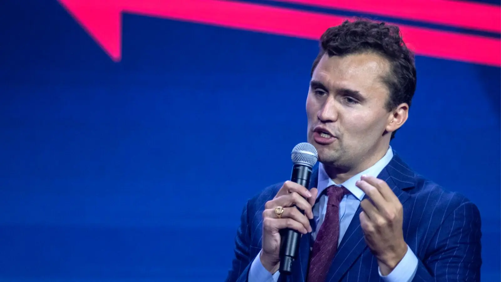 Charlie Kirk, morto em atentado, foi uma das vítimas da violência contra a direita.