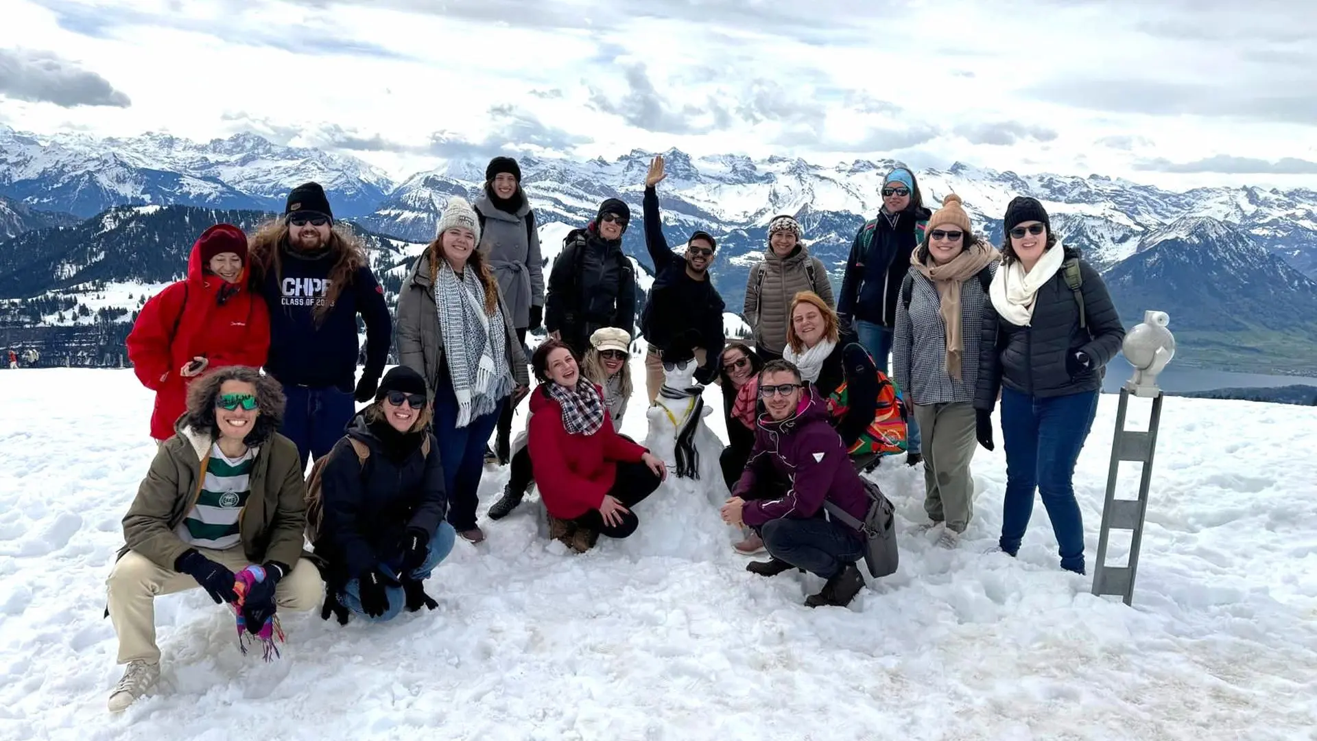 Durante o Job Shadowing realizado na Suíça, em abril, os professores do Colégio Suíço-Brasileiro participaram de atividades formativas em Rigi, na região de Lucerna. A imagem registra um momento especial dessa vivência internacional, que reforça o compromisso da escola com a formação global.