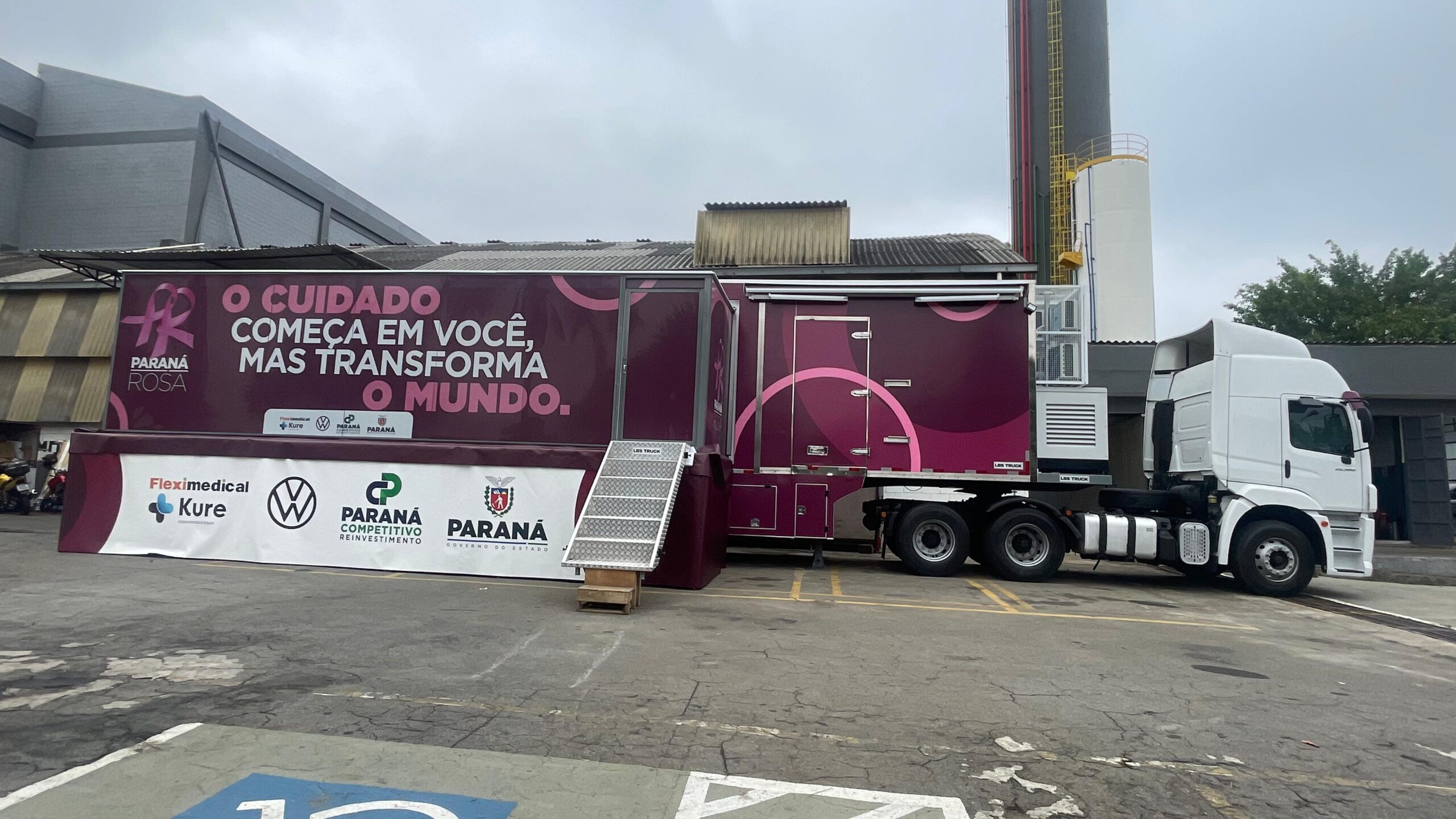 Carreta da Saúde deve passar por 40 cidades do Paraná e fazer 18 mil atendimentos.