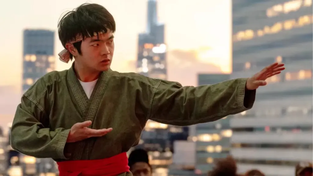 Li Fong é um jovem especialista em kung fu que chega a Chinatown com sua mãe